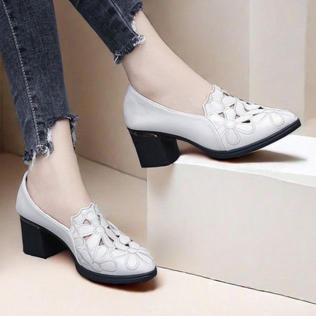 Туфлі на широких підборах білі