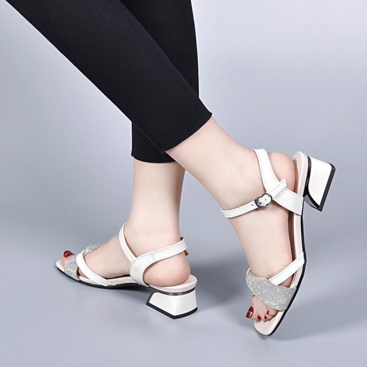 Сандалі на широких підборах білі